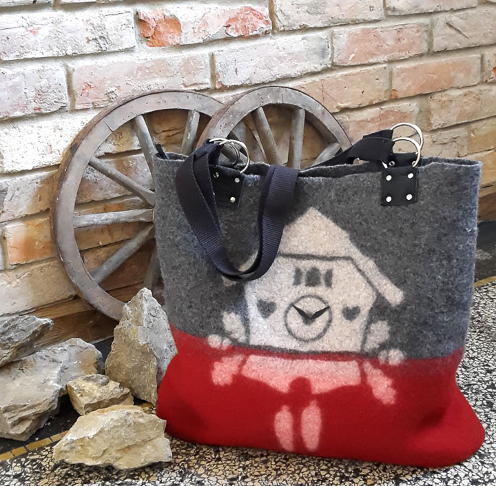 Filztasche grau-rot mit Motiv Kuckucksuhr.