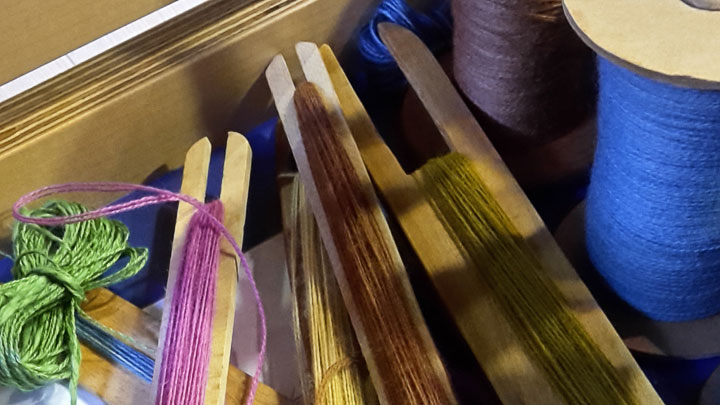Weberschiffchen mit verschiedenen Garnen. Webkurs im Freilichtmuseum Detmold Oktober 2016.