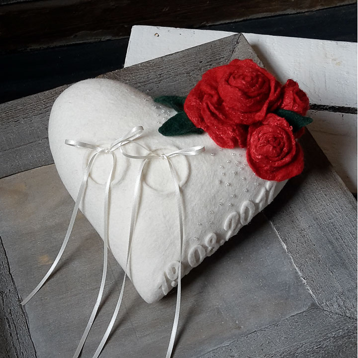 Accessoire für die Hochzeit. Ringkissen aus Filz mit roten Rosen.